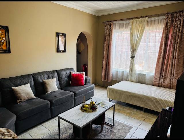 2 BEDROOM HOUSE FOR SALE IN KENILWORTH